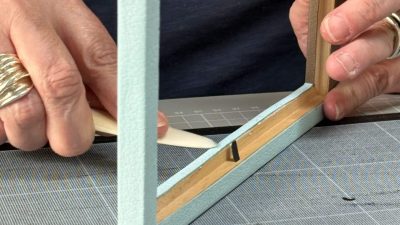 Finition stage de modelage du cuir - Marqueterie et gainerie à Paris