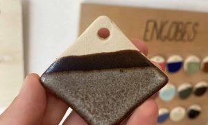 Test émaux marron Formation à l'émaillage sur céramique à Marseille