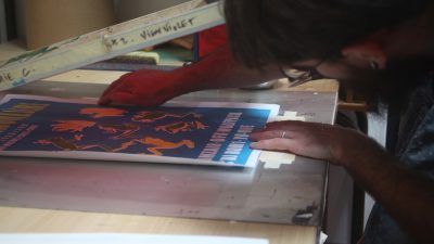 Positionnement du support atelier d'initiation à la sérigraphie