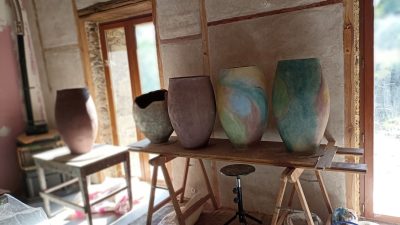 Jarres pendant le stage de poterie et céramique africaine