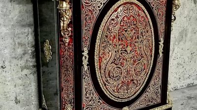 Meuble décoré en marqueterie de paille pendant le stage vers Paris en Ile-de-France