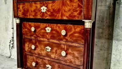 Meuble décoré en marqueterie de paille pendant le stage vers Paris