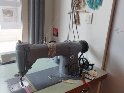 Surjeteuse au cours de la Formation Couture - Confection d'un vêtement proche de Bordeaux : les essentiels