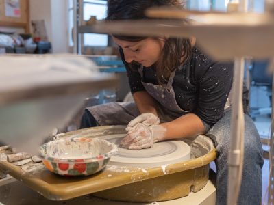 Julie en action sur le tour pendant la formation tournage céramique à Marseille