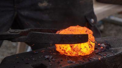 Pratique pendant le stage de forgeron coutelier avec Ivan