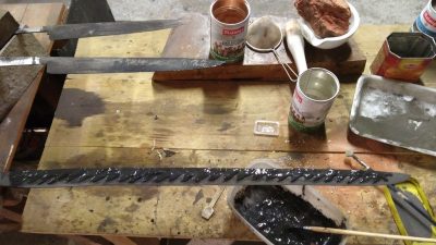 Techniques de forgeron pendant le stage coutelier en coutellerie