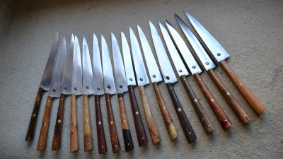 Quelques couteaux effectués pendant le stage de forgeron dans une forge