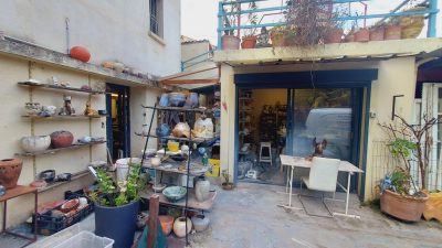 Cours de l'atelier de céramiste de Jean François Pesez en Catalogne pendant le stage de poterie avec argile sigillée