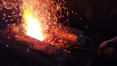 Forge d'un couteau pendant le stage de coutellerie avec un coutelier