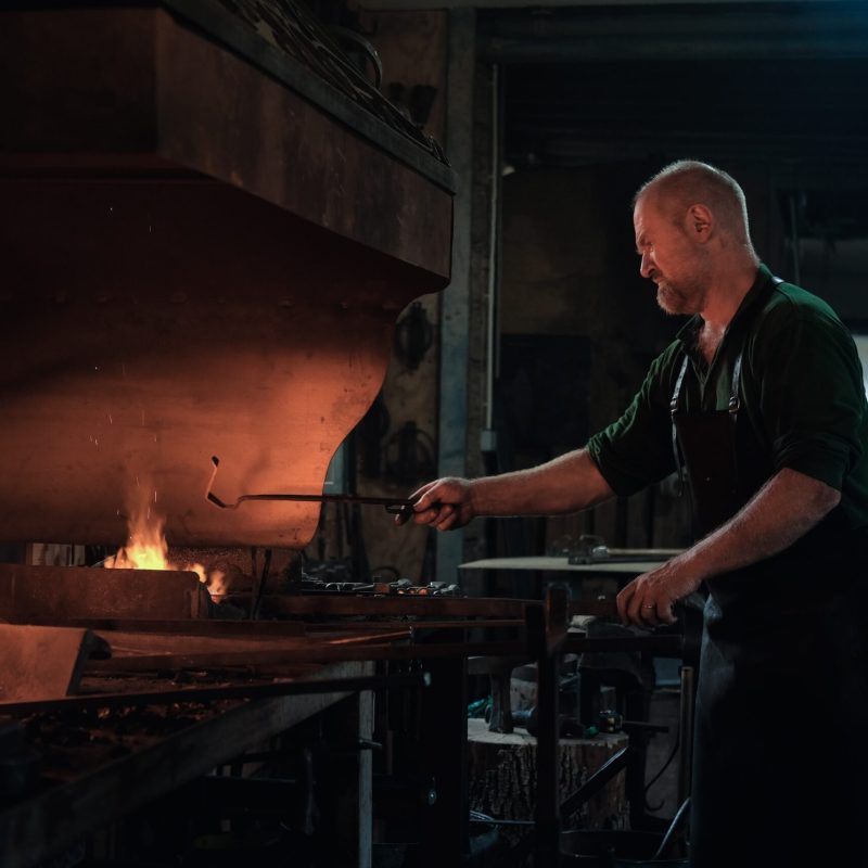 Josselin Mehat forgeron dans le Tarn