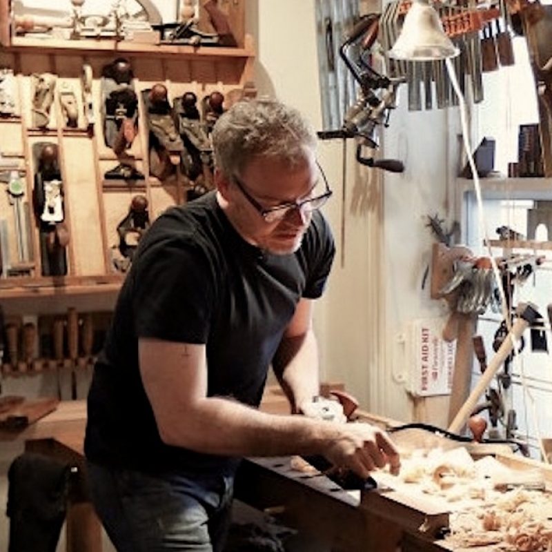 Julien Hardy ébéniste à l'œuvre dans l'ébénisterie débranchée