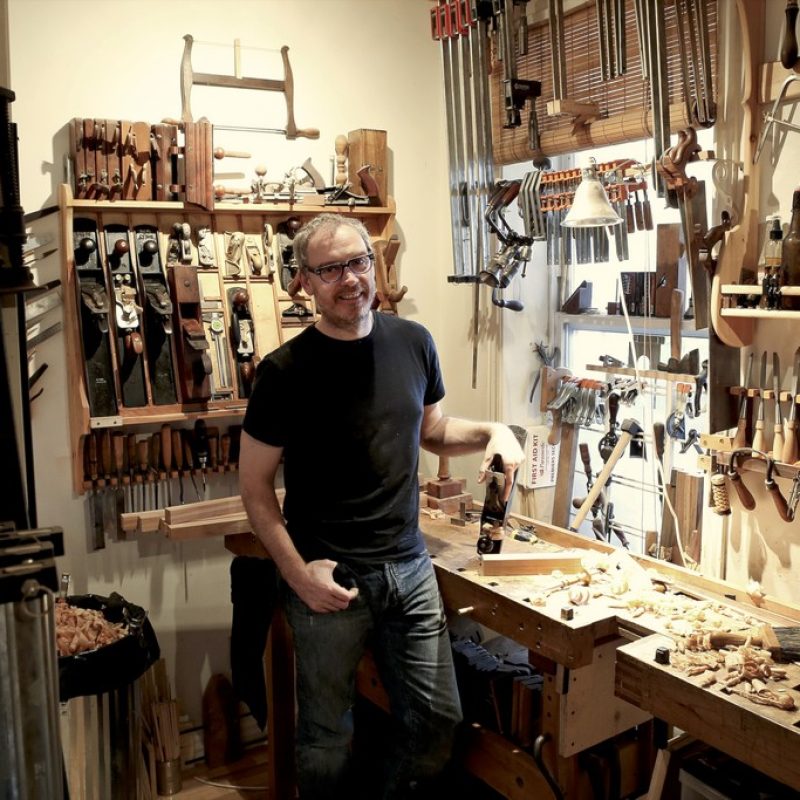 Julien Hardy ébéniste à l'œuvre dans l'ébénisterie débranchée