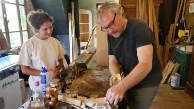 Stagiaire avec Julien Hardy, ébéniste pendant le stage en ébénisterie dans le Tarn et Garonne (82)