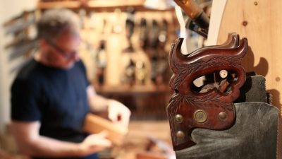 Détail d'ébénisterie pendant le stage chez un ébéniste traditionnel avec Julien Hardy