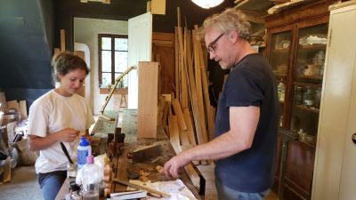 Stagiaire avec Julien Hardy, ébéniste pendant le stage en ébénisterie