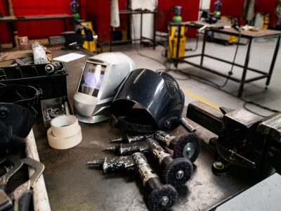 Outils de carrossier pendant la formation carrosserie à Paris