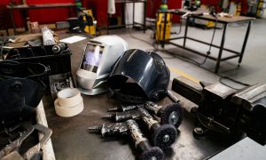Outils de carrossier pendant la formation carrosserie à Paris
