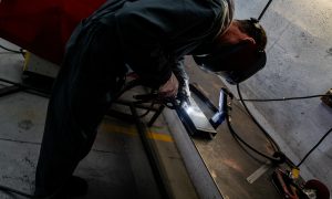Carrossier expert pendant la formation carrosserie en Ile-de-France