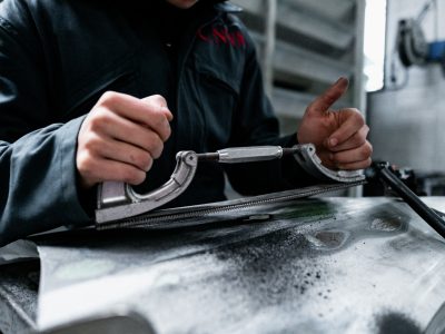 Opération sur carrosserie pendant la formation carrossier à Paris
