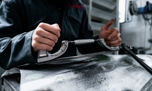 Opération sur carrosserie pendant la formation carrossier à Paris