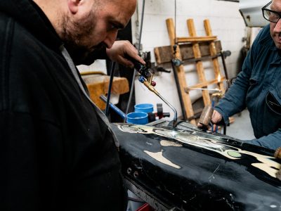 Maintenance sur carrosserie pendant la formation carrossier à Paris