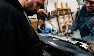 Maintenance sur carrosserie pendant la formation carrossier à Paris