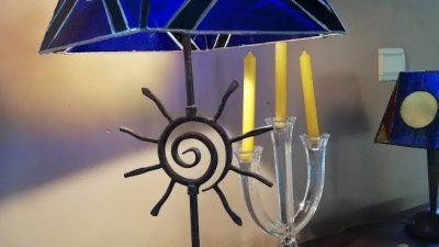 Lampe bleu en vitrail stage de vitrail Tiffany dans le Gers