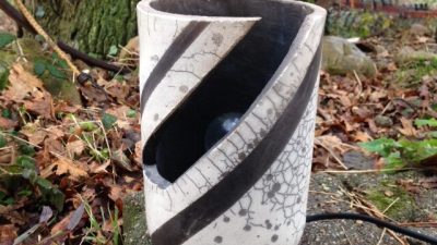 Lampe en céramique Raku en forme de tube faite pendant le stage