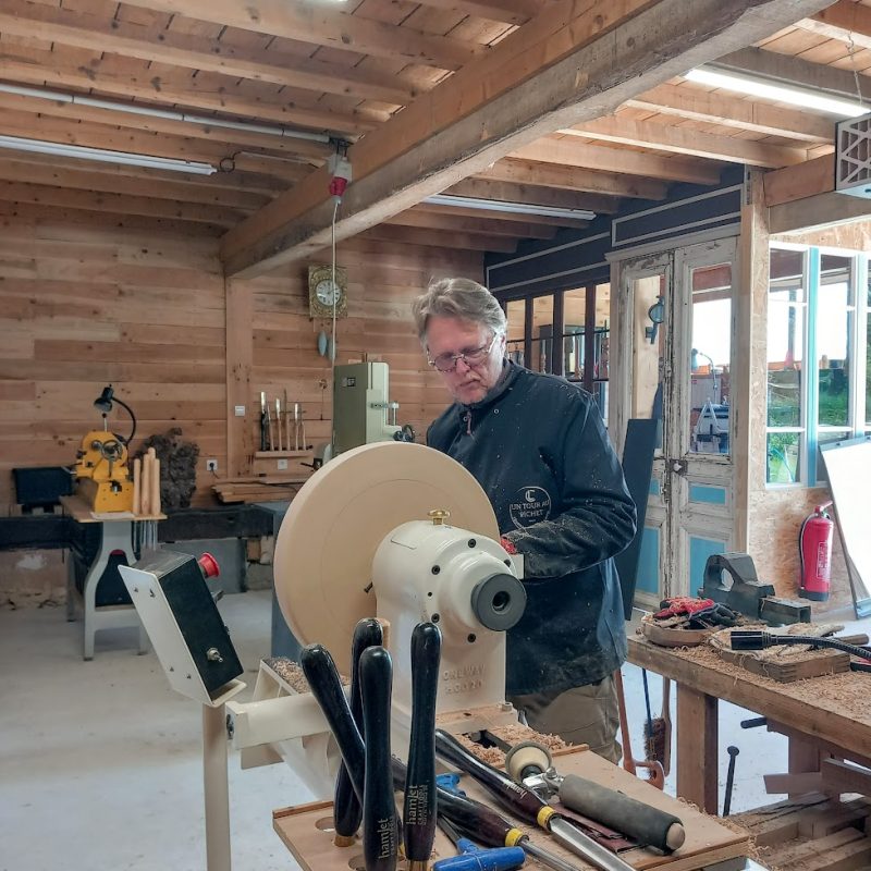 Ludovic, tourneur sur bois, en pleine action sur du tournage sur bois dans son atelier