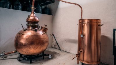 Distillation dans l'atelier de création de whisky