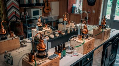 Assemblage pendant l'atelier de création d'un Whisky