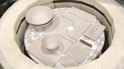 Sortie de four pendant le stage de céramique de Noël