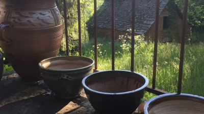 Récipients pendant le stage de poterie et céramique africaine