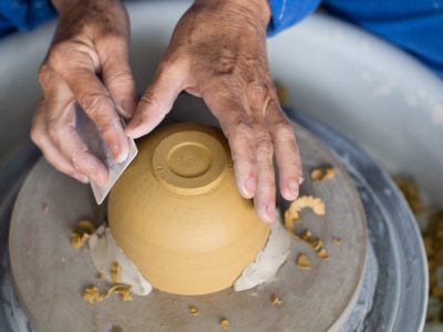 Apprentissage du geste en tournage céramique pendant la formation céramiste et poterie entre Toulouse et Montauban à Fronton