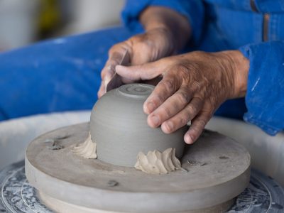 Apprentissage du geste en tournage céramique pendant la formation céramiste et poterie en Occitanie vers Toulouse