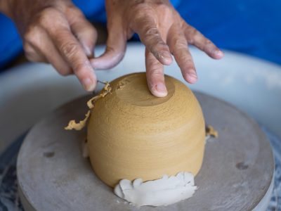 Apprentissage du geste en tournage céramique pendant la formation céramiste et poterie entre Toulouse et Montauban à Fronton