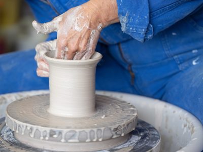 Apprentissage du geste en tournage céramique pendant la formation céramiste et poterie en Haute-Garonne (31) vers Toulouse