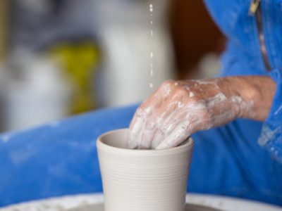 Apprentissage du geste en tournage céramique pendant la formation céramiste et poterie entre Toulouse et Montauban à Fronton