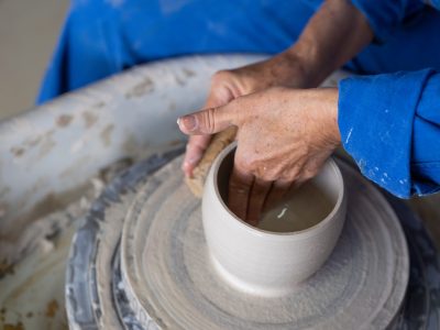 Apprentissage du geste en tournage céramique pendant la formation céramique et poterie proche de Toulouse