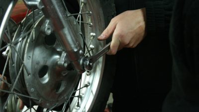 Démontage lors de la stage à la mécanique moto