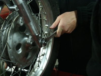 Démontage lors de la formation à la mécanique moto