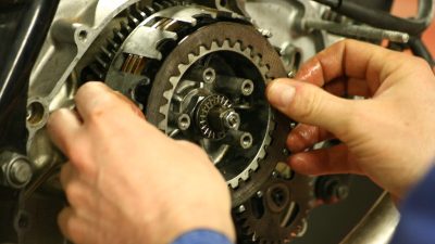 Opération en mécanique sur une moto pendant le stage