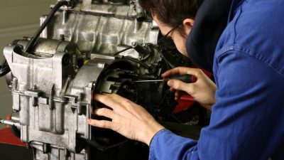 Ajustement moteur pendant le stage mécanique moto