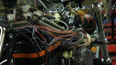 Entretien du système électrique et électronique pendant le stage mécanique moto