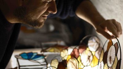 Luis Minguez, vitrailliste qui propose de stages