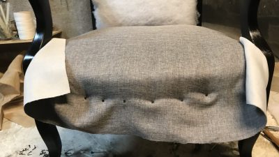 Fauteuil en cours de rénovation le stage de tapissier d’ameublement
