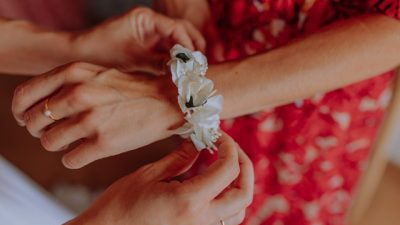 Bracelet en fleurs séchées pendant un mariage fait pendant l'atelier chez une fleuriste à Bordeaux