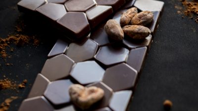Plaque de chocolat, fait par Léa Vazquez, artisane chocolatier, qui propose un stage dans une chocolaterie entre Pau et Bayonne