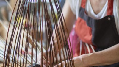 Vannier pendant l'atelier de vannerie