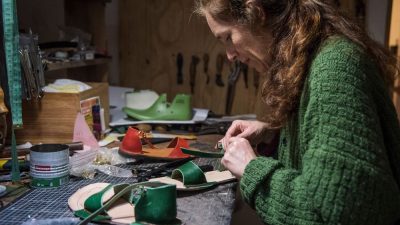 Apprentissage de la confection de chaussures lors du stage de bottier